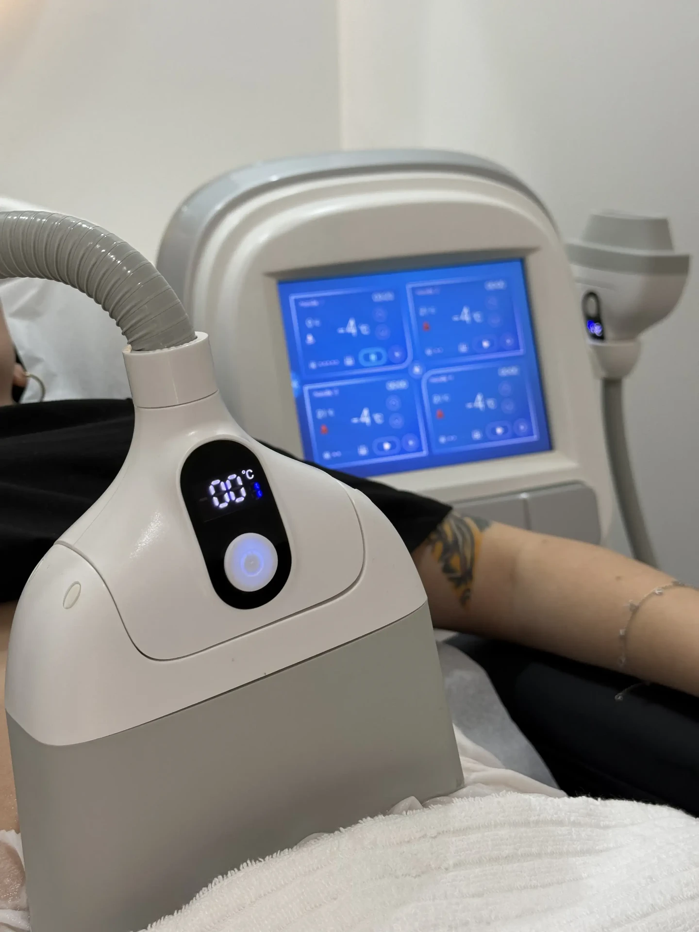 CoolTech fat freezing device for body contouring treatment